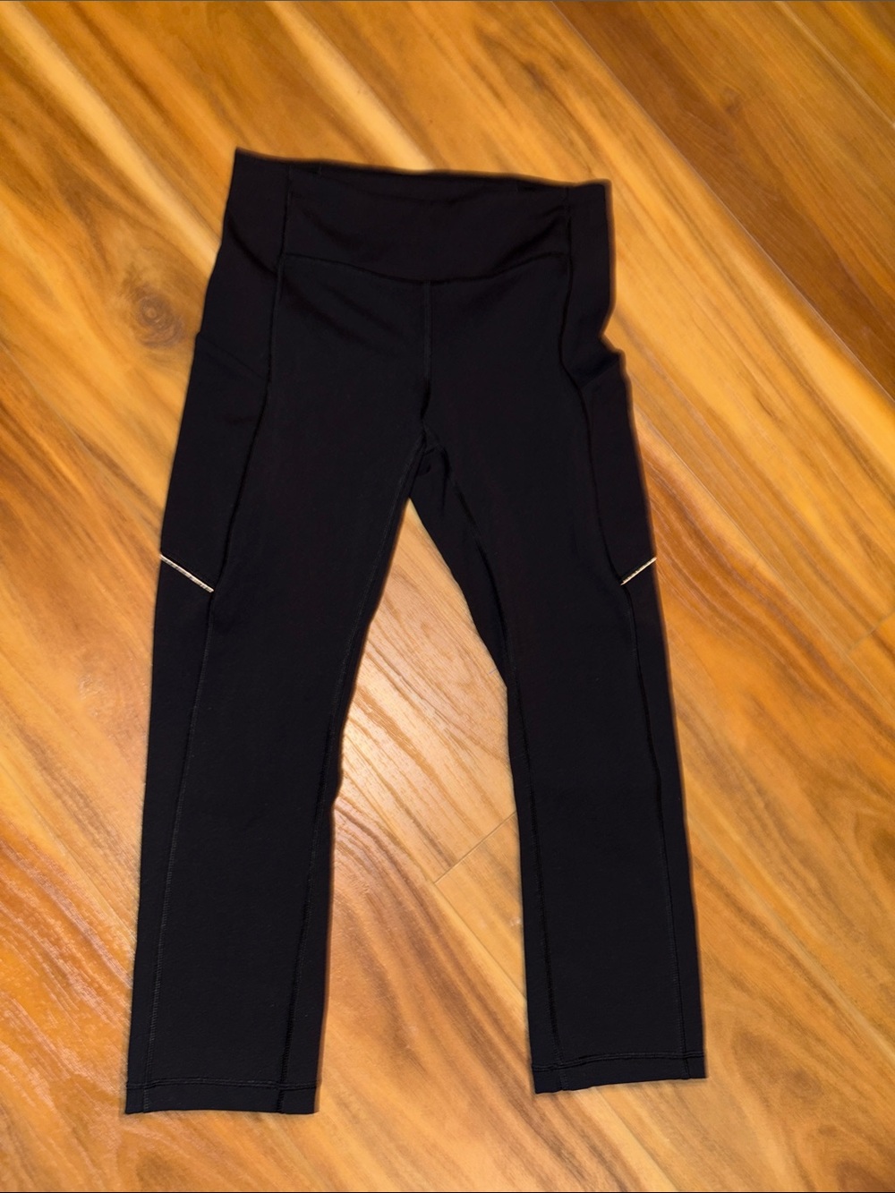 Lululemon speed up crop woth pockets and zipper pocket size 4